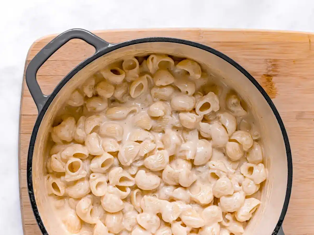 mac and cheese in pot 
