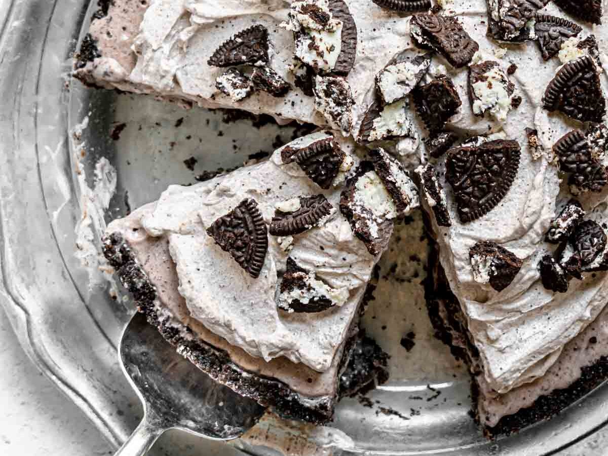 Oreo Ice Cream Pie garnished with whipped cream and oreo pieces