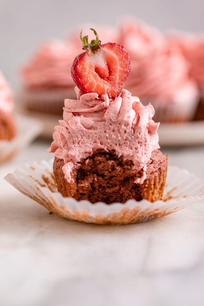 https://dinnerthendessert.com/wp-content/uploads/2021/07/Strawberry-Cupcakes-9-688x1032.jpg