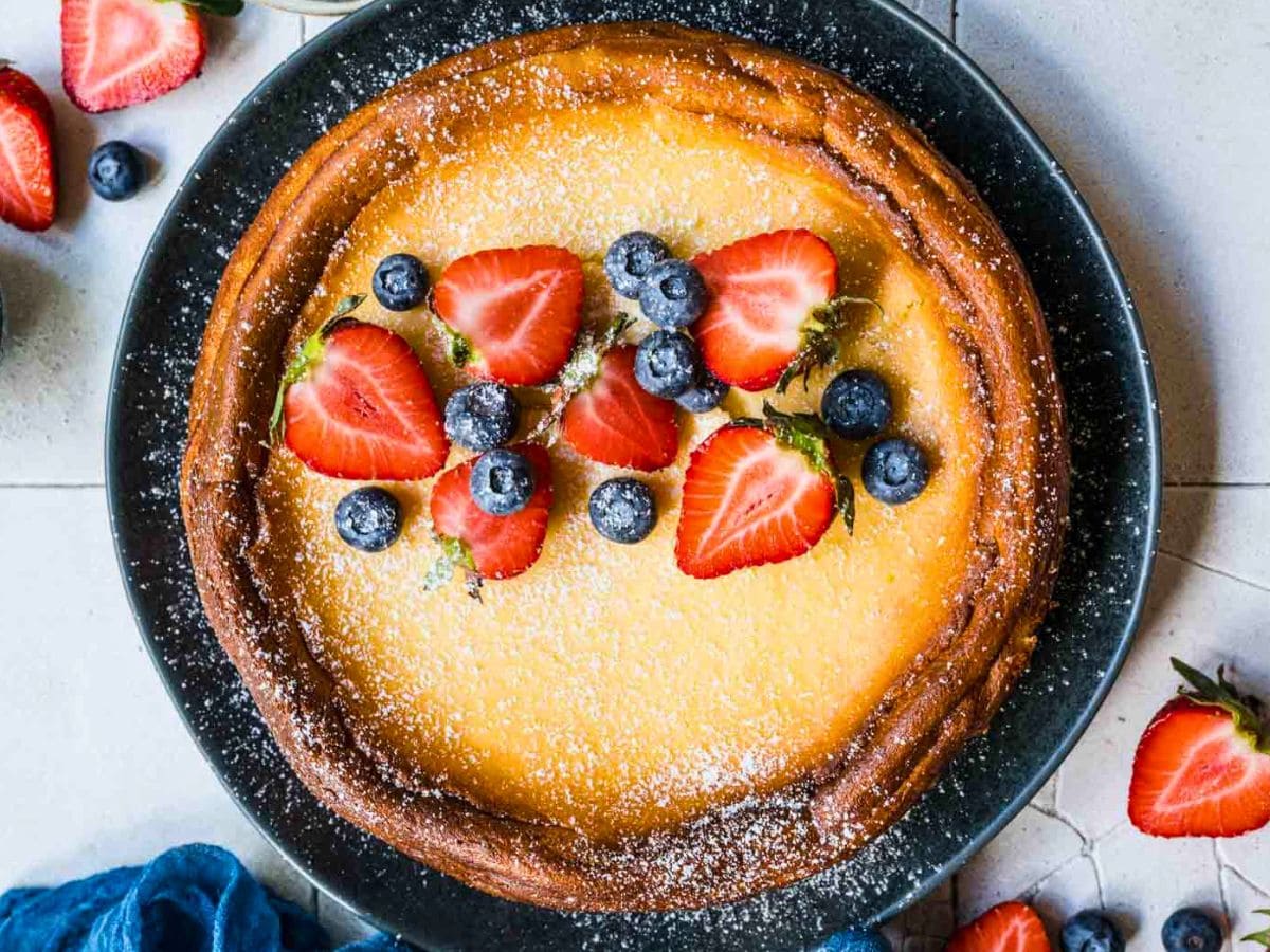 Whole cheesecake from above