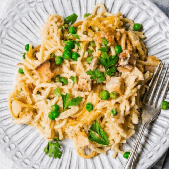 pasta with peas and turkey Served on plate with fork