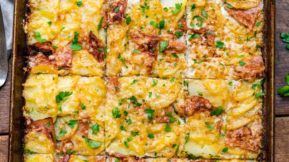 https://dinnerthendessert.com/wp-content/uploads/2022/01/Sheet-Pan-Ham-Swiss-Scalloped-Potatoes-16x9-1.jpg