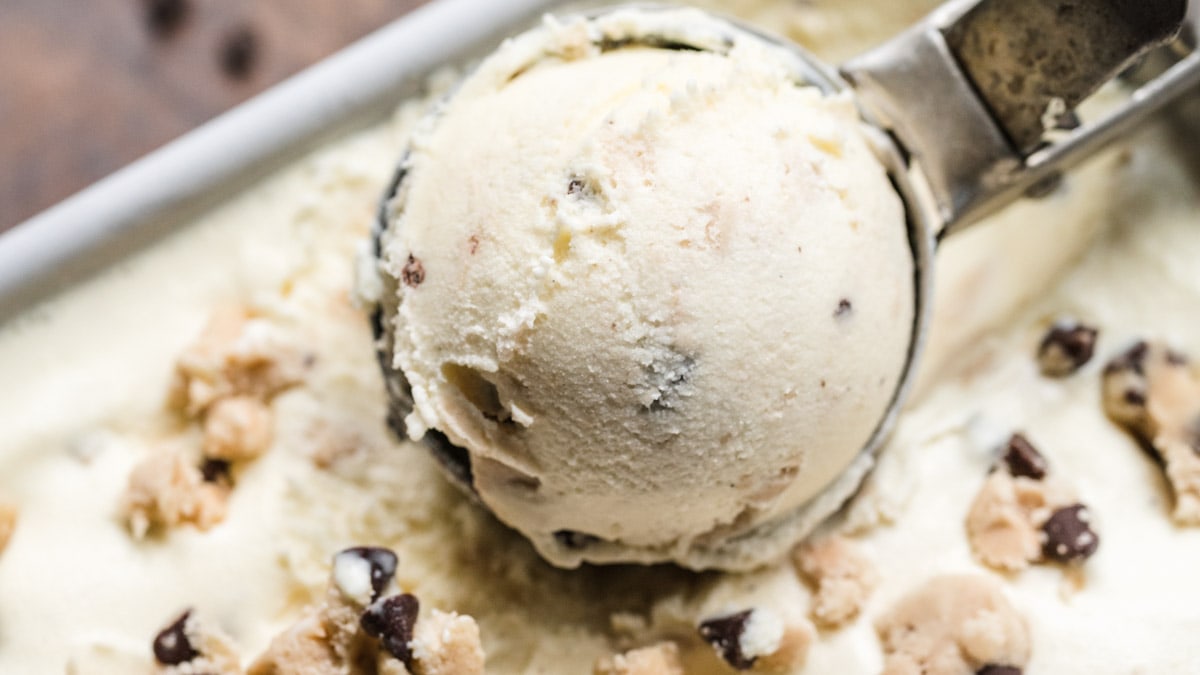 https://dinnerthendessert.com/wp-content/uploads/2022/02/Chocolate-Chip-Cookie-Dough-Ice-Cream-7-16x9-1.jpg