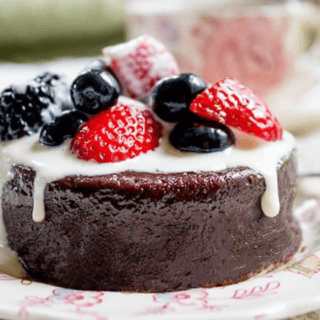 mocha cake with berries and icing