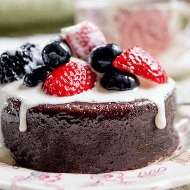 mocha cake with berries and icing