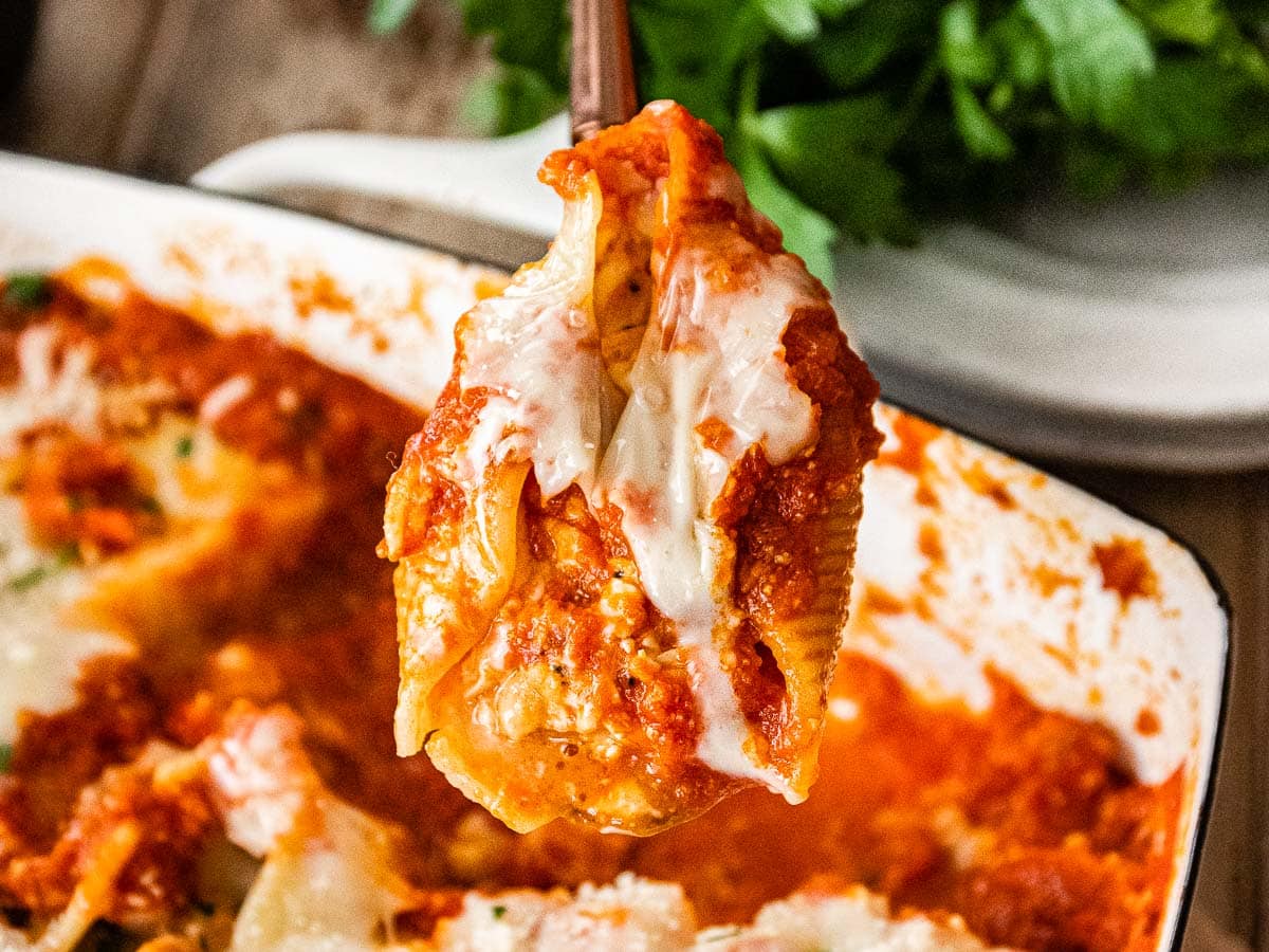 https://dinnerthendessert.com/wp-content/uploads/2022/05/Chicken-Parmesan-Stuffed-Shells-13-4x3-1.jpg