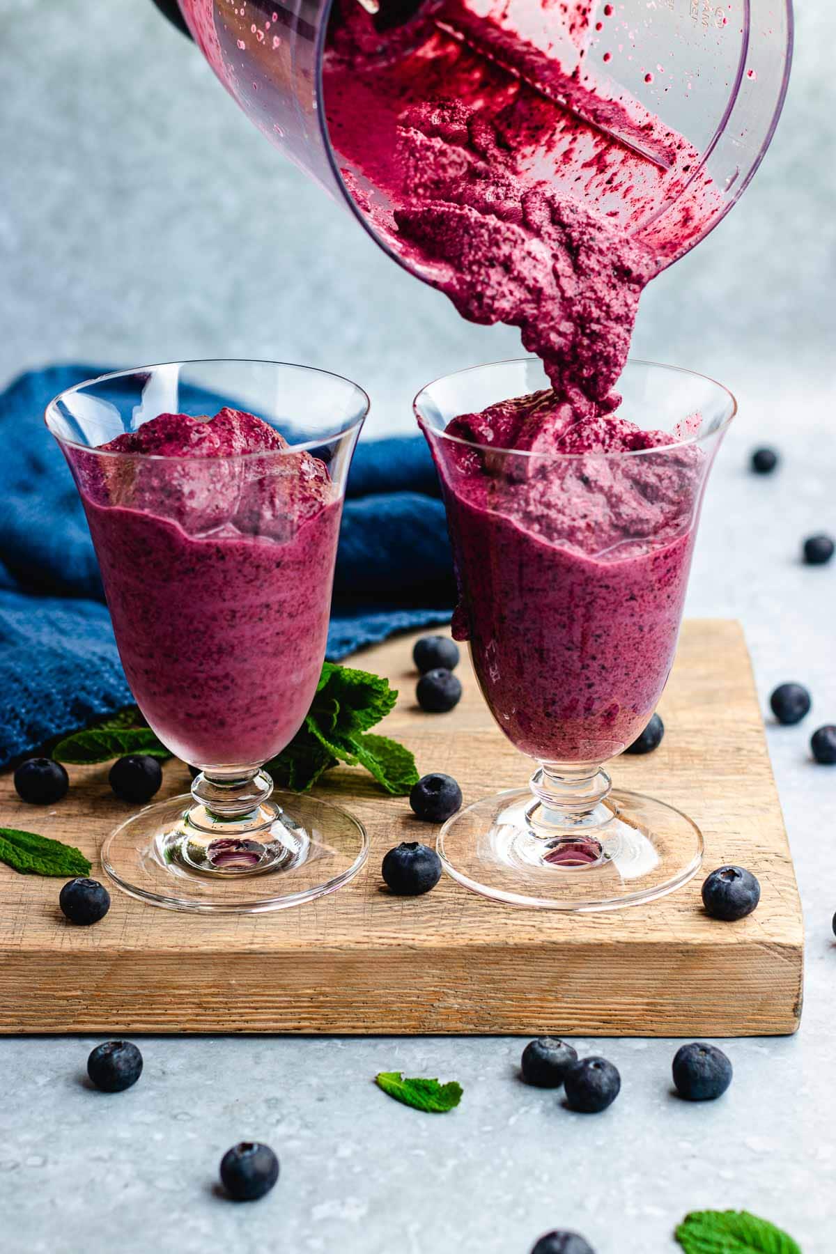 https://dinnerthendessert.com/wp-content/uploads/2022/08/Blueberry-Smoothie-5.jpg?utm_source=chatgpt.com