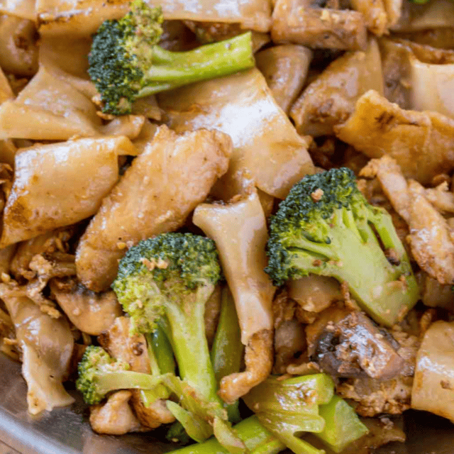 Finished stir fried noodles with broccoli and mushroom