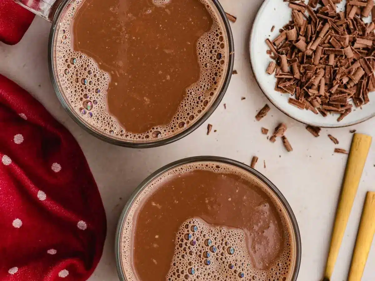 Mugs with cocoa.