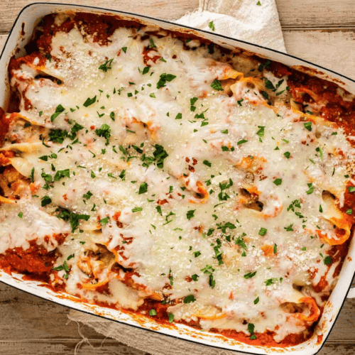 baked pasta shells with chicken and tomato sauce