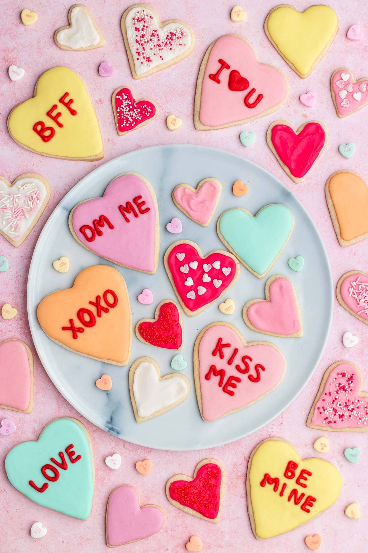 variations on heart cookies with various colors and little frases like XOXO and Kiss Me