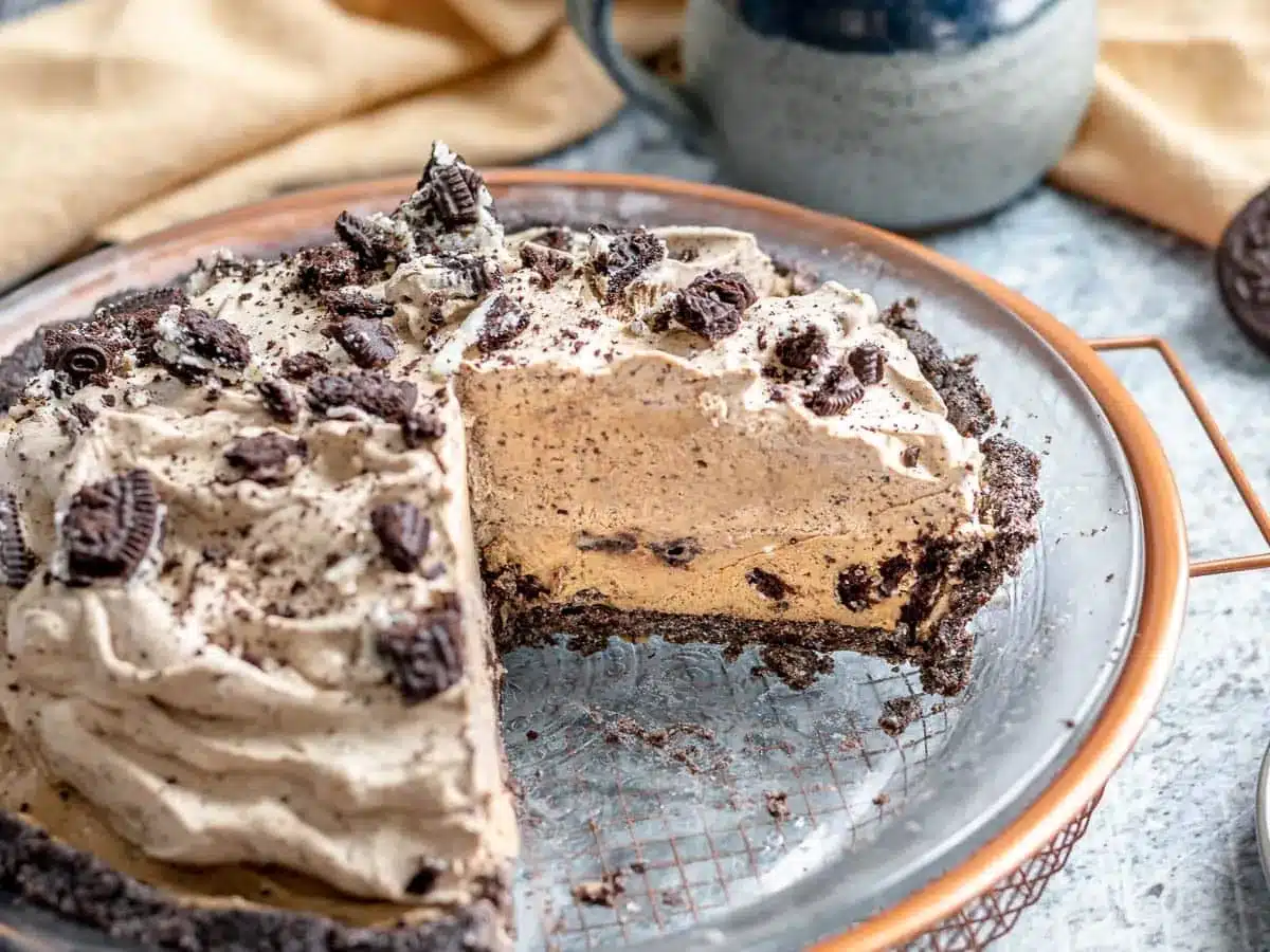 oreo pie on plate with slice cut out