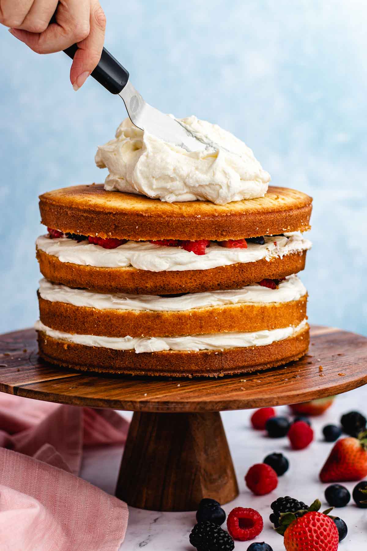 topping cake with frosting and layers 