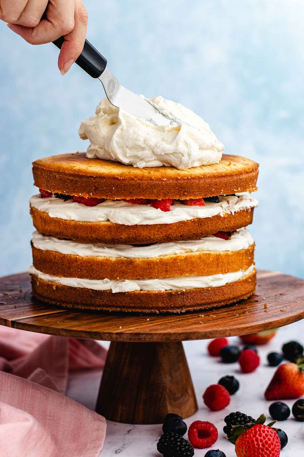 covering layers of chantilly cake with cream