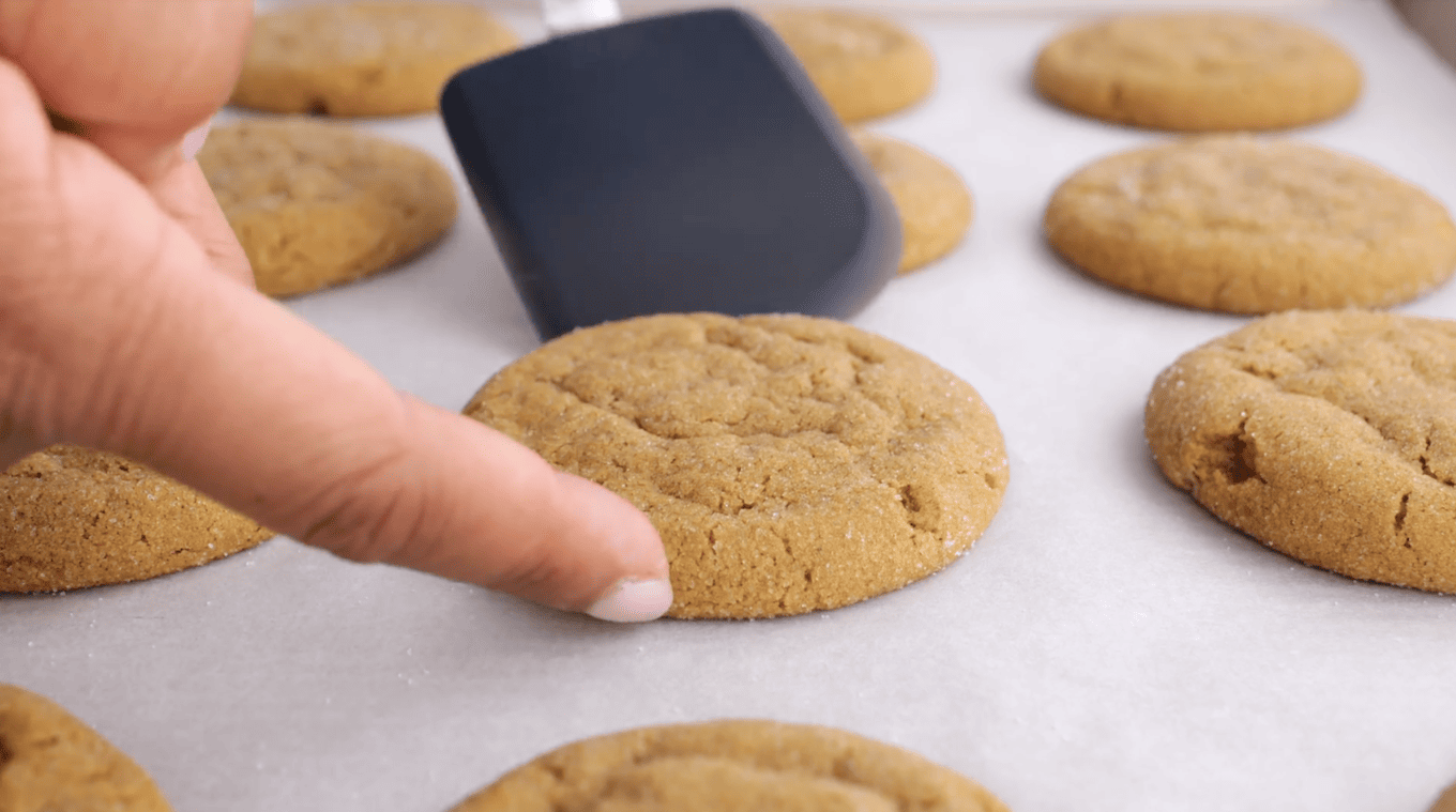 spatula lifting cookie off of baking sheet