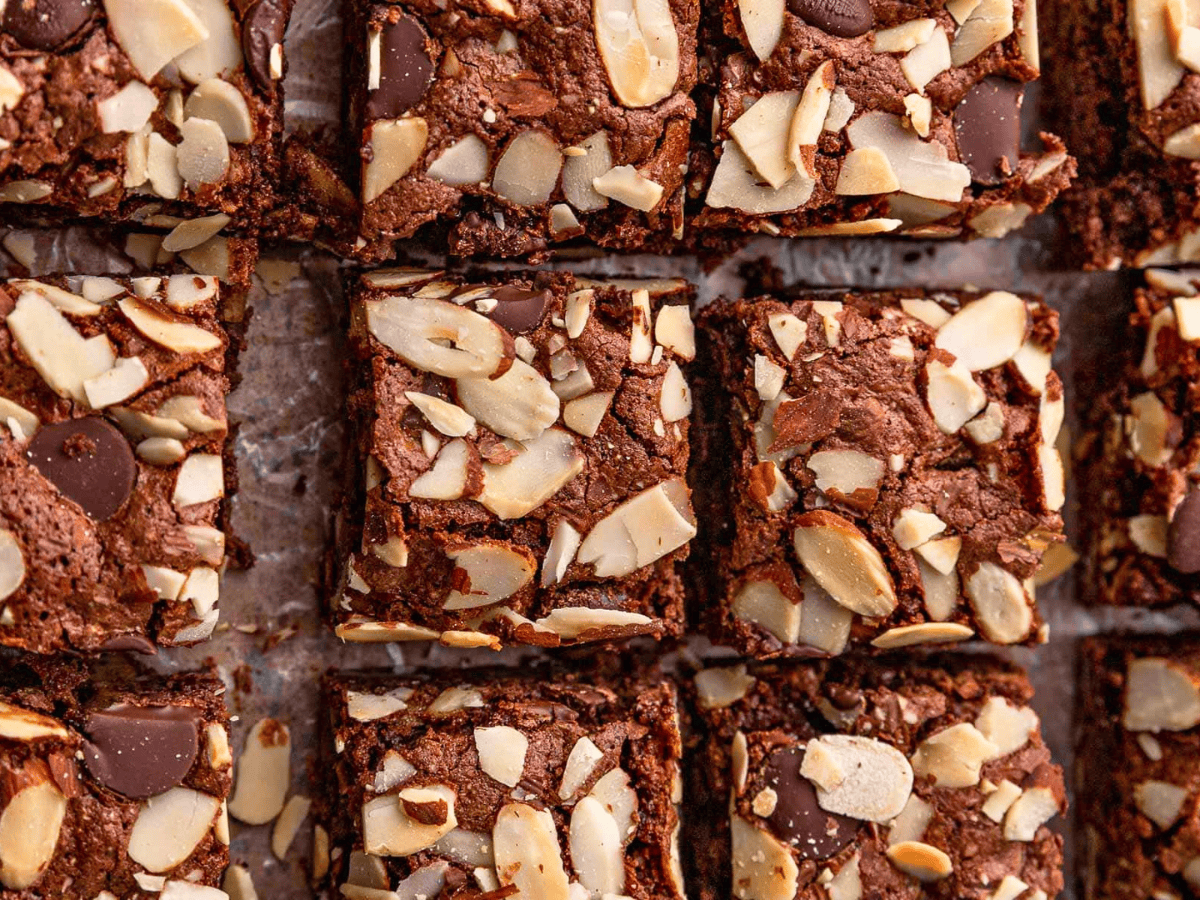 Multiple brownies with almonds