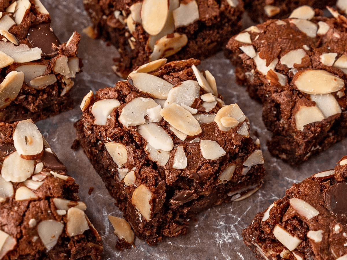 Brownies with almonds