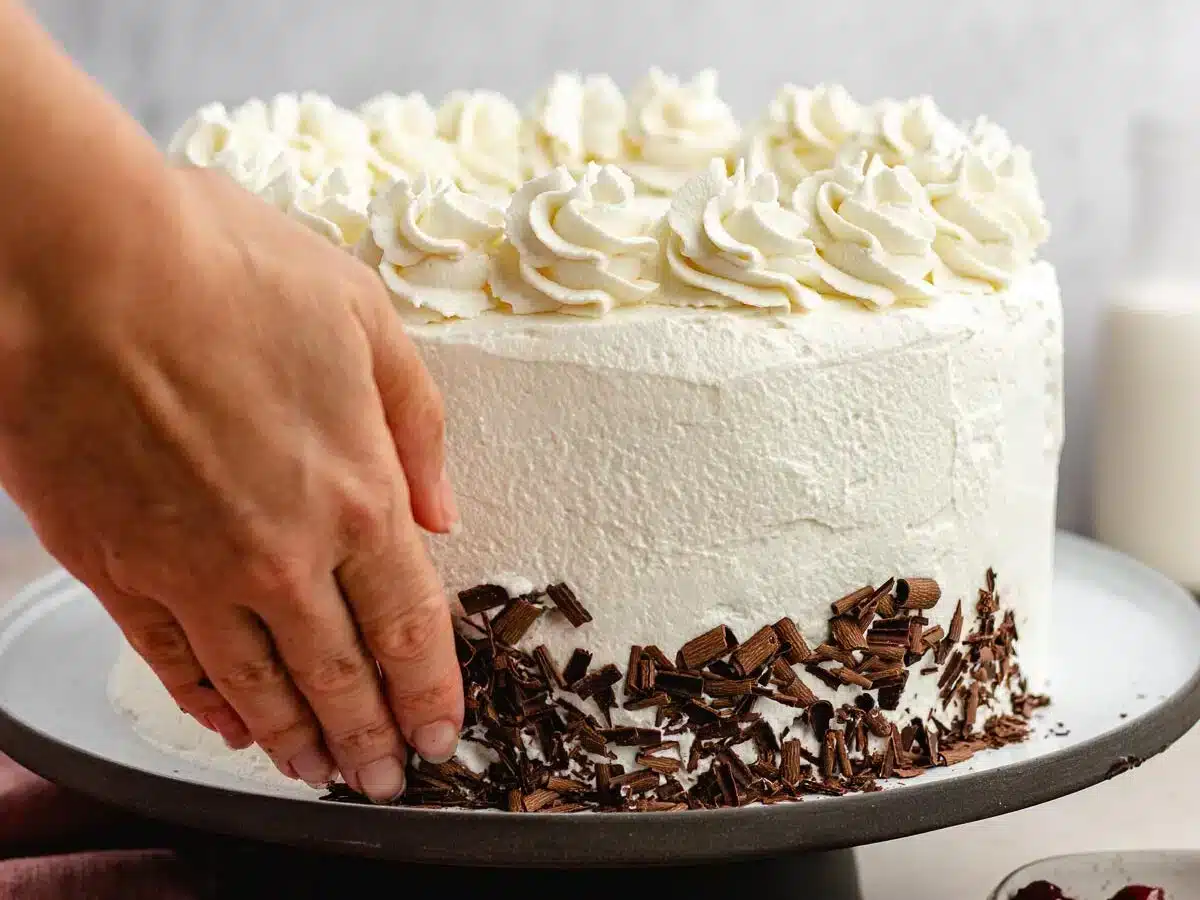 decorating cake