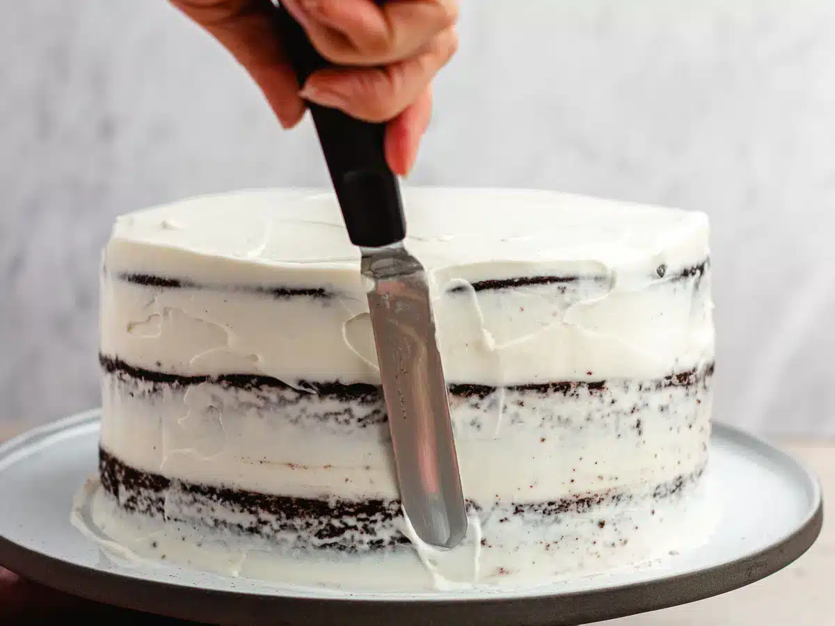 frosting sides of cake