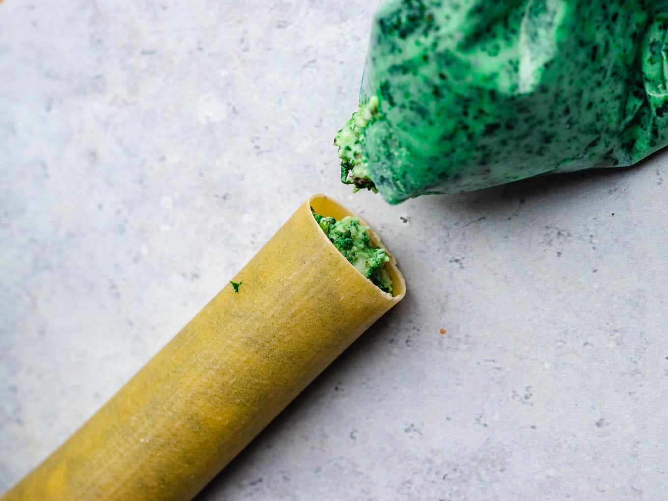 piping filling in pasta 