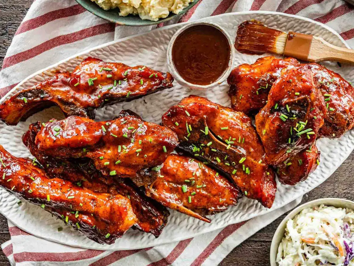 Ribs served with sauce