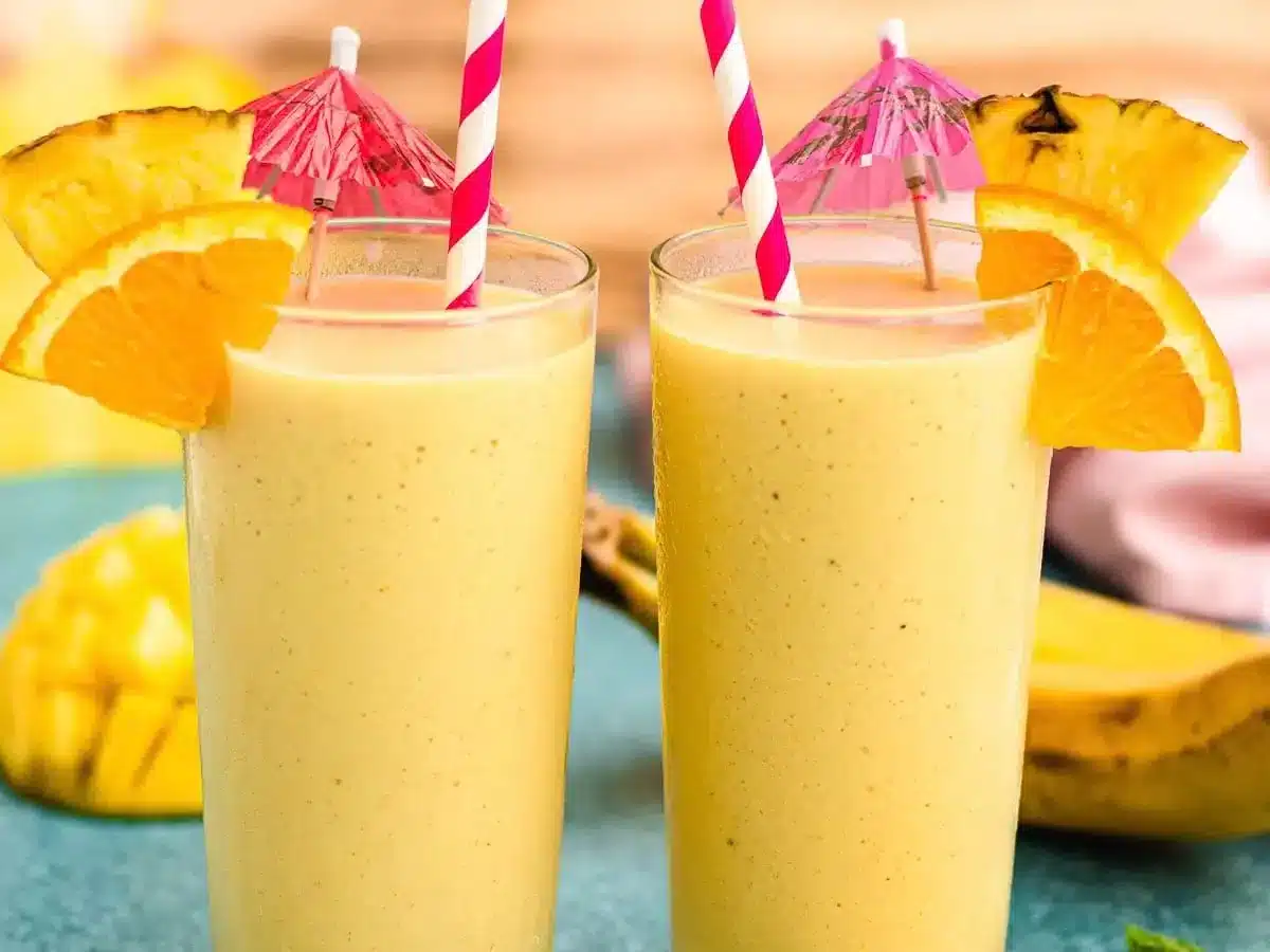 2 drinks with a straw and garnishments