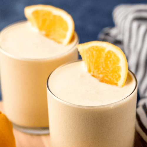 Side view of drink in glasses with orange slice