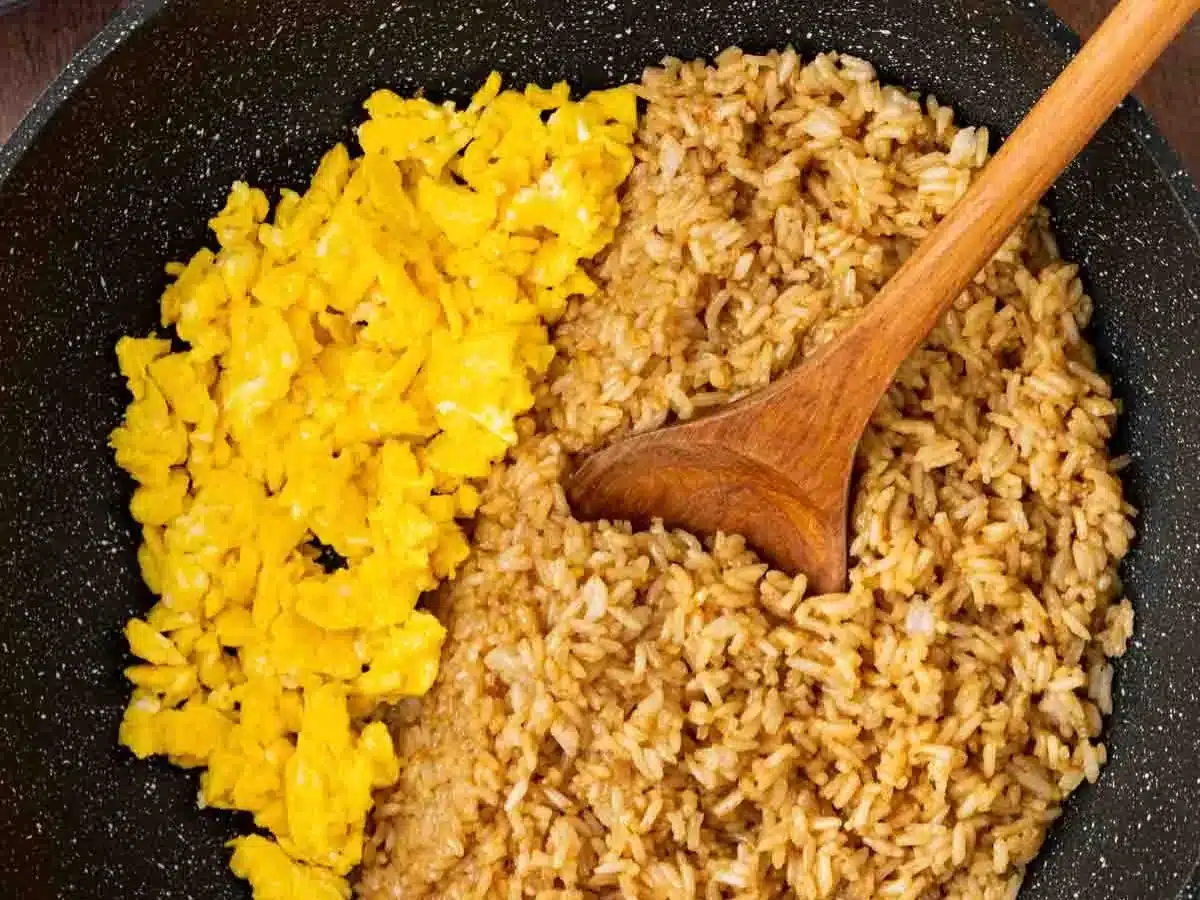 Pan with soy sauce seasoned rice and scrambled egg.
