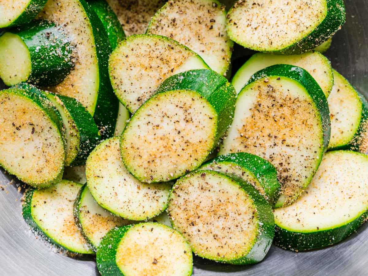Seasoned slices of zucchini.